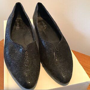 VANELi Women's  black embossed leather low heel pumps, almond toe,  Size 8.5